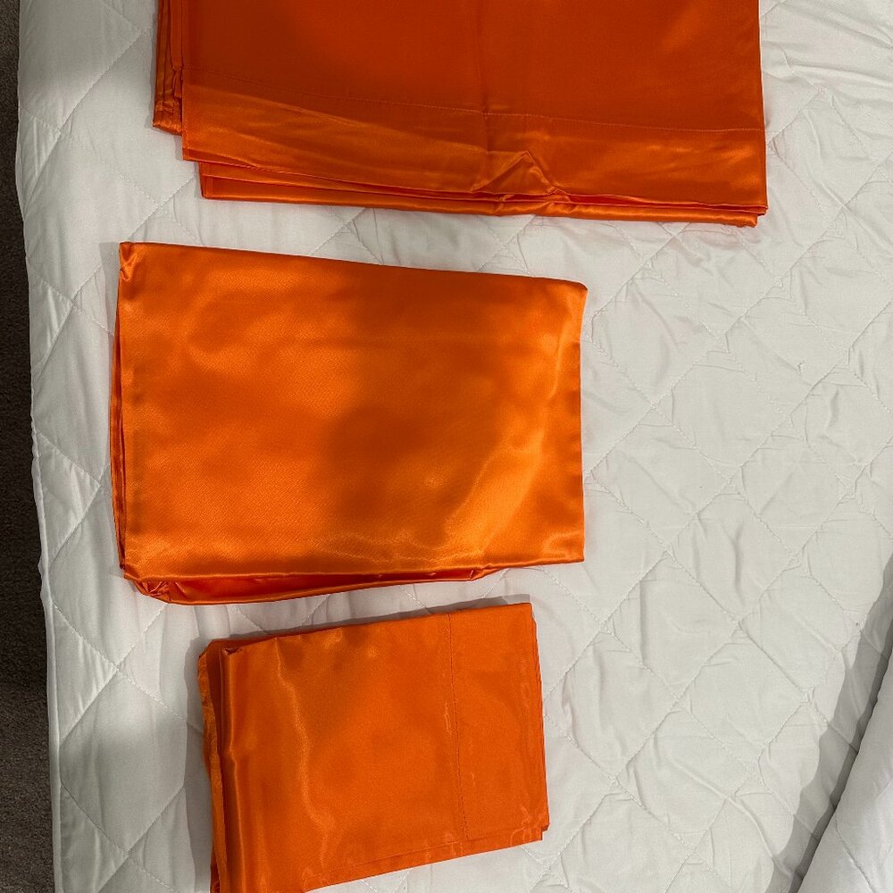 Brand new satin QUEEN-size orange sheets with pillowcases.